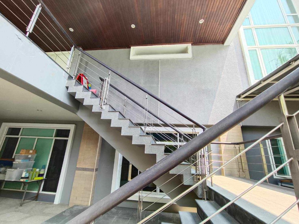 For sale cheap, Sukhumvit office (near BTS Thonglor-Ekkamai station) 487 sq m, building area 2800 sq m, 7 floors high, has elevator, convenient location, parking for 15-20 cars. – รูปที่ 4