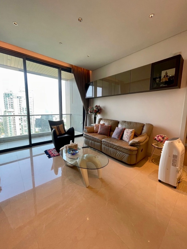 Selling sindhorn residence, 2 bedrooms, full furniture near BTS Ploenchit ready to sell.