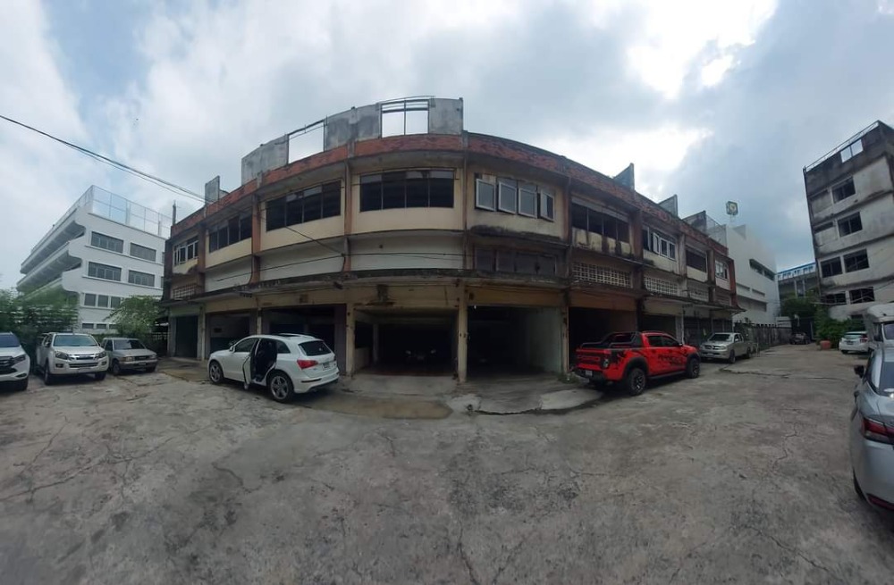 Sale of land and buildings Land area 549 square wah, next to Petchkasem Road. The front of the land is 32 meters wide, near MRT Bang Phai. Sale of land and buildings Land area 549 square wah, next to Petchkasem Road. The front of the land is 32 meters wide, near MRT Bang Phai.