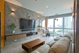 HOT SALE! Lovely Furnished, Riverview 1 Bed Condo for Sale!