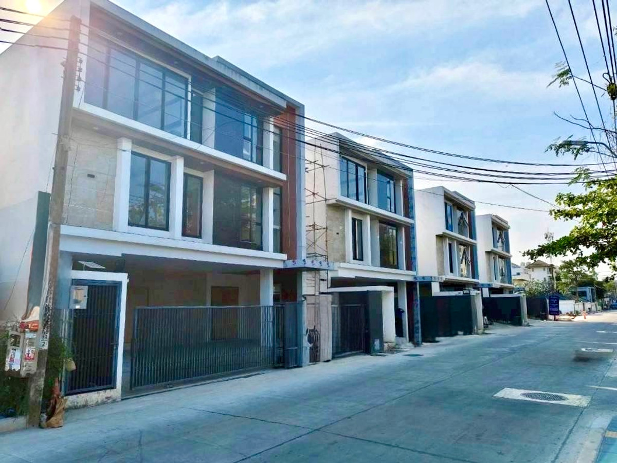 Location by JA: 115-118sqwah 825sqm. 4bed Private Pool, Private Lift 80,000,000 Am: 0656199198