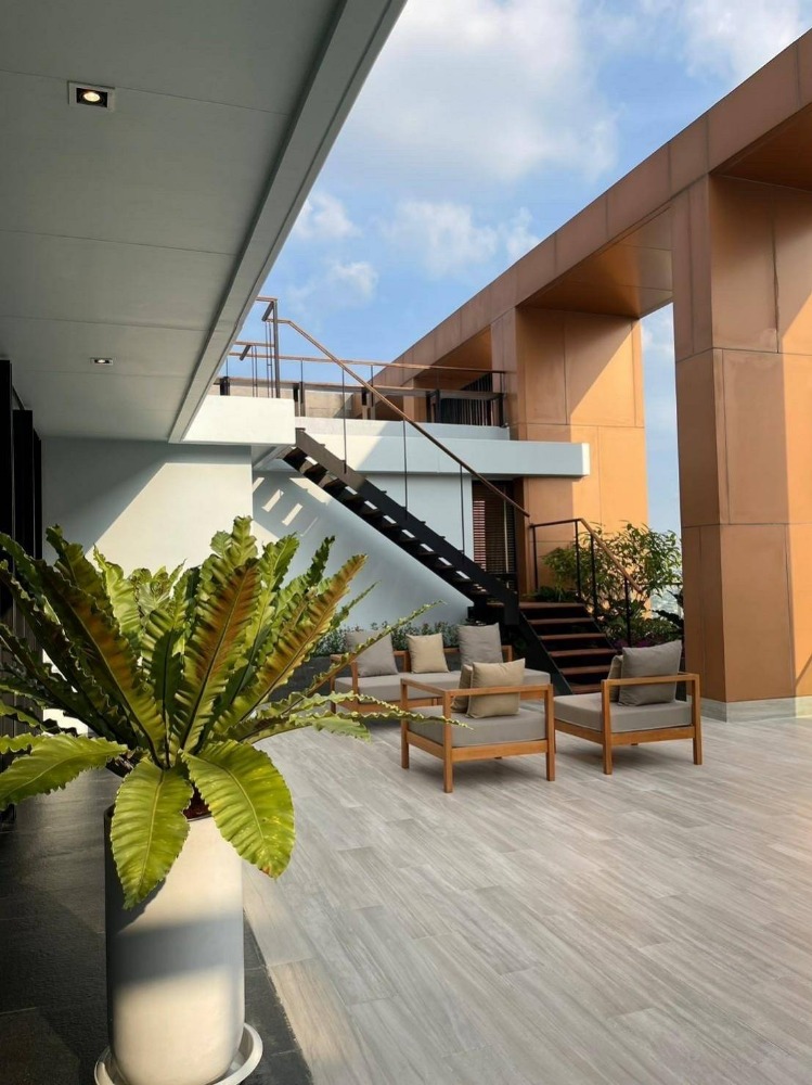 THE ISSARA Ladprao ห้อง PENTHOUSE ชั้น 44 เนื้อที่ 579 ตร.ม. 4 ห้องนอน 5 ห้องน้ำ ตกแต่งพร้อมอยู่  ราคาพิเศษ 120  ลบ.*  จากเดิม 150 ลบ.*