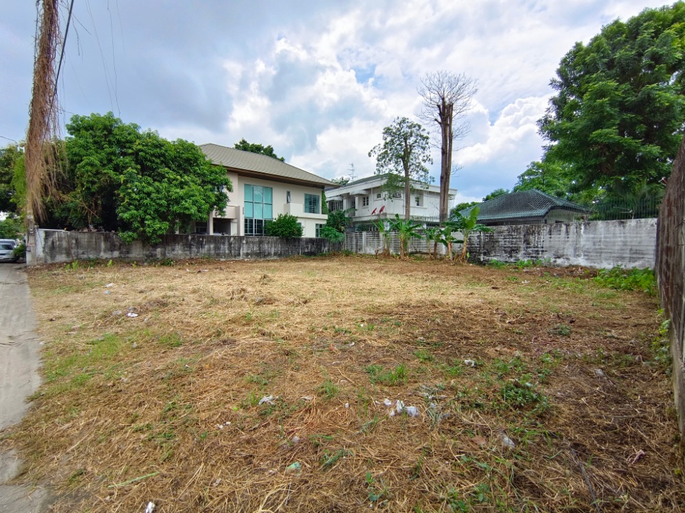 Land for sale, cheap price, Ngamwongwan 27 Intersection 12, area 132 sq.w., beautiful, good location, good value, good price, near The Mall Ngamwongwan