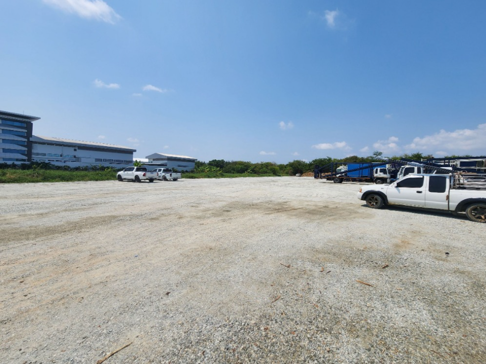 Land for sale, over 3 rai, next to the road along the canal to send water at Suvarnabhumi Land for sale, over 3 rai, next to the road along the canal to send water at Suvarnabhumi