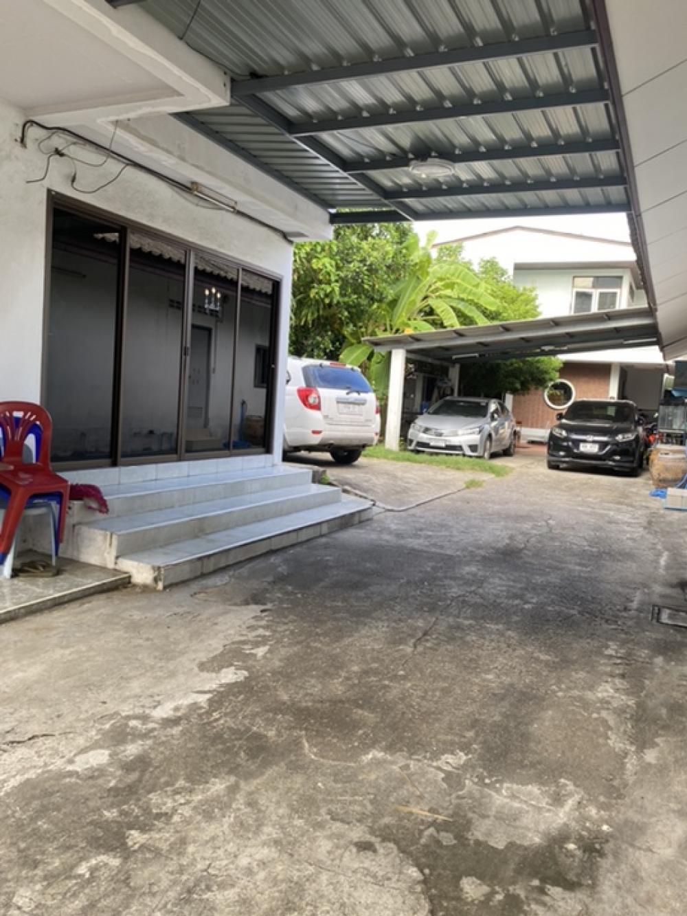 House for sale, 217 square wah, near MRT Sutthisan House for sale, 217 square wah, near MRT Sutthisan