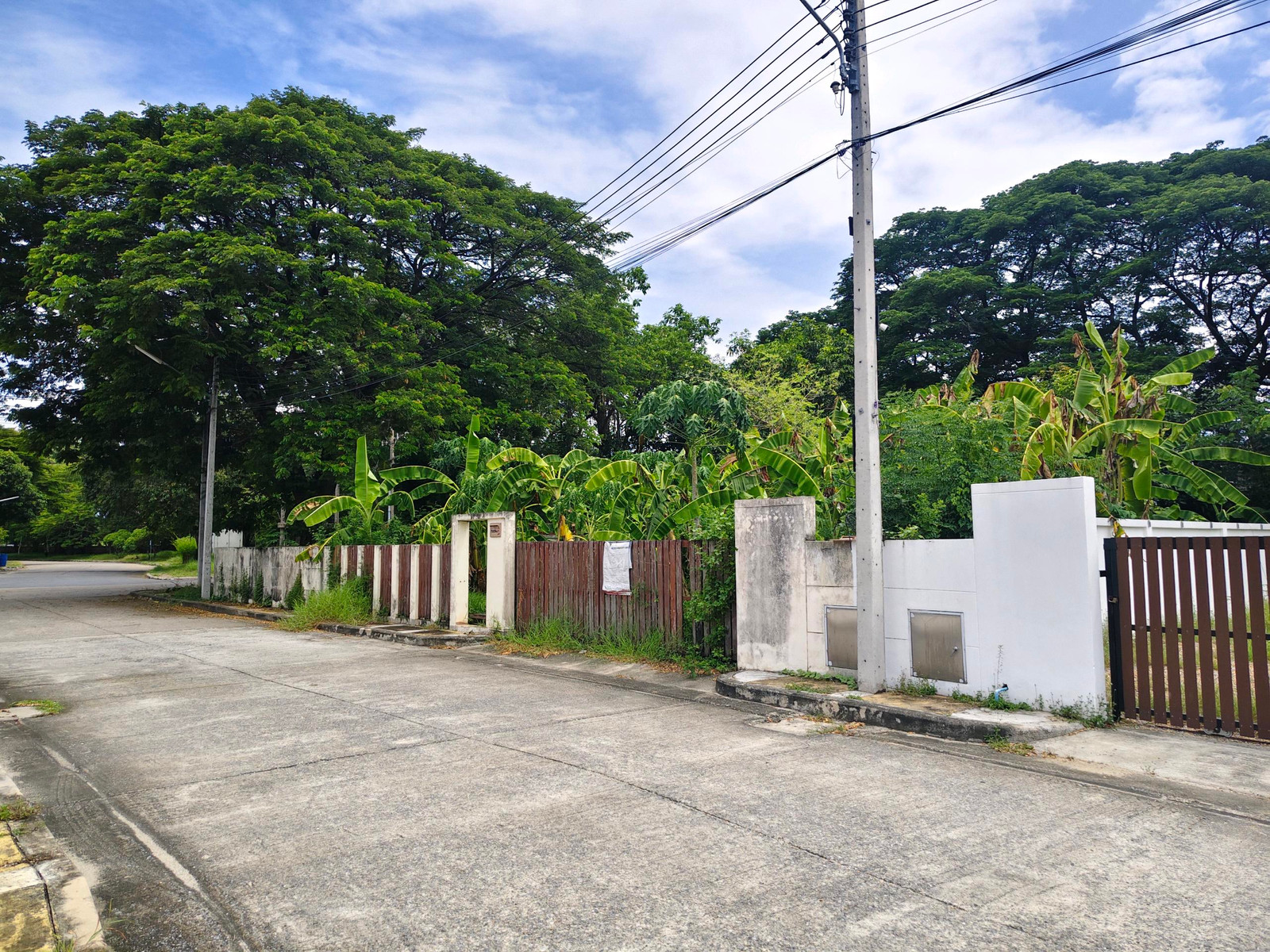 Beautiful land plot in front of Warabodin Village, Rangsit, Pathum Thani, next to a canal, beautiful corner plot, area 104.5 square wah #Land with fence around, good location #Bang Phut, #Pathum Thani City – รูปที่ 3