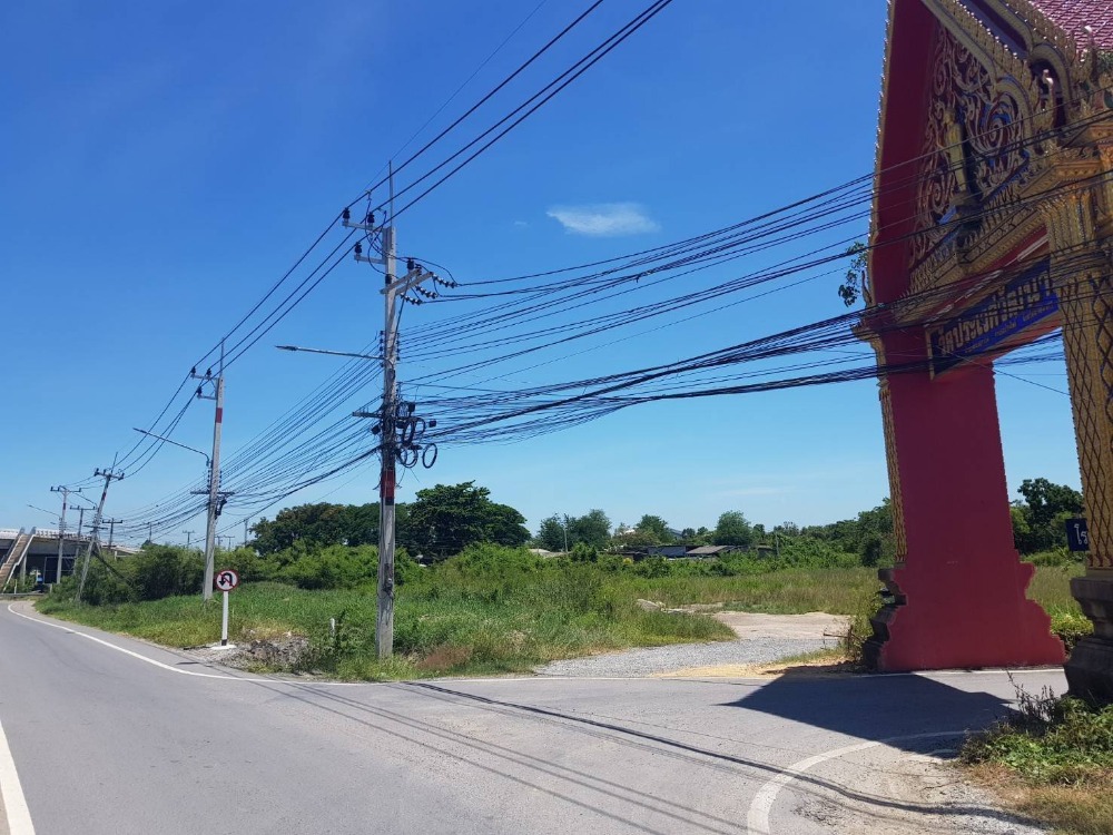 Land for sale, almost 5 rai, in front of the entrance to Wat Prawet, Chachoengsao.
