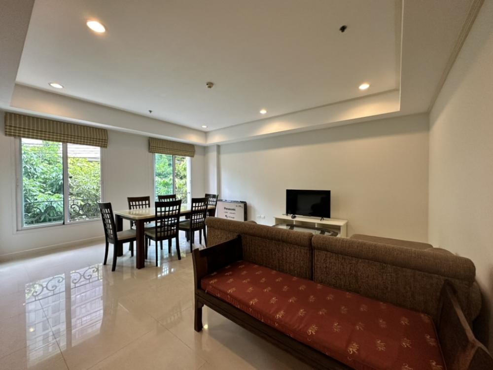 Urgent sale with tenant, newly renovated room, corner room, not hot, get natural light, quiet, safe, good neighbors, only 350 meters from Thonglor BTS.