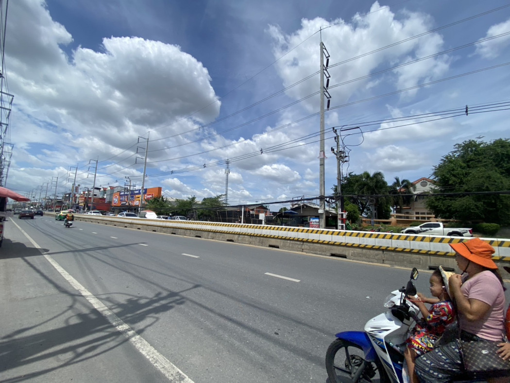 Land for sale on the main road, Sawai Pracharat Road., Lam Luk Ka Khlong 4, size 65 rai, near BTS