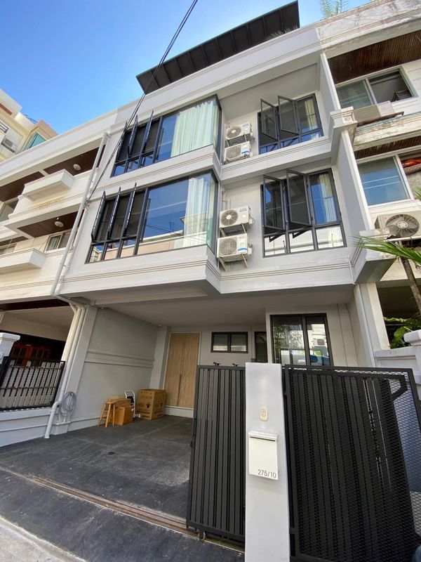 For Sale with tenant til September 26House Sukhumvit 71, 4 bedrooms near BTS Phra Khanong.