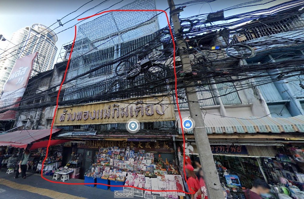 Commercial building for sale, 2 booths, next to Sukhumvit Road The entrance to Soi Pridi