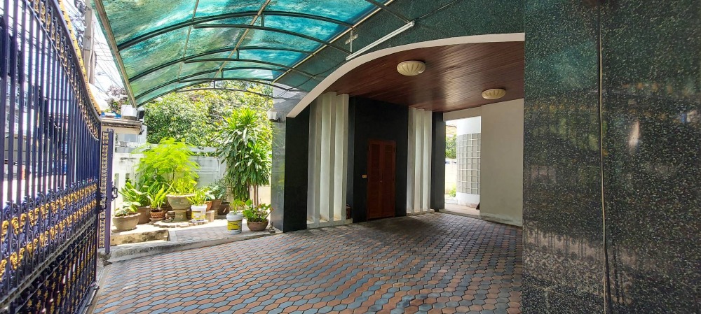 2-storey detached house for sale ** (behind the corner) Senanikom 1, Phaholyothin, area 80 sq m (its a house built by yourself), good condition, beautiful, ready to move in **Built-in furniture, teak wood throughout Marble tile floor, teak wood, strong st – รูปที่ 3