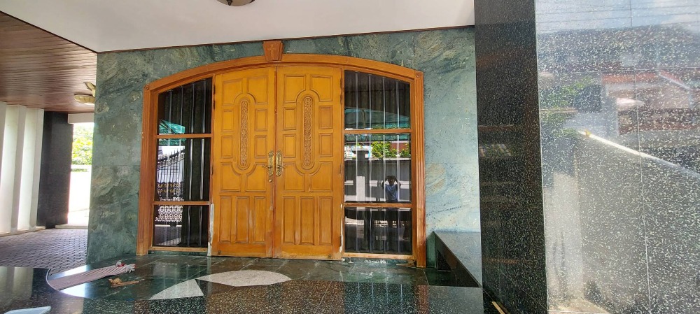 2-storey detached house for sale ** (behind the corner) Senanikom 1, Phaholyothin, area 80 sq m (its a house built by yourself), good condition, beautiful, ready to move in **Built-in furniture, teak wood throughout Marble tile floor, teak wood, strong st – รูปที่ 4