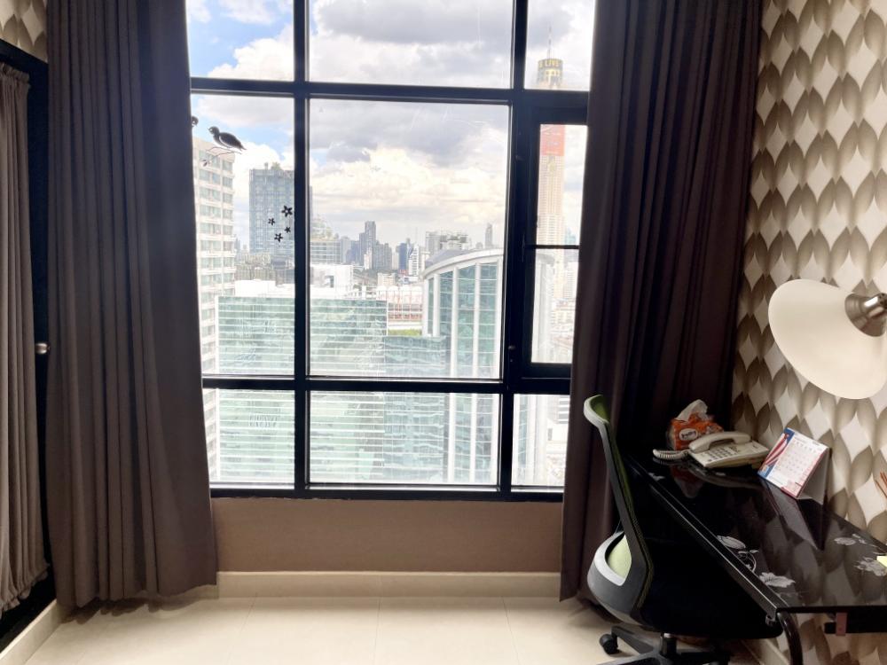 The view is very nice. For rent, Phayathai Place, BTS Phayathai, 30 sq m. Studio, high floor, ready to move in. The view is very nice. For rent, Phayathai Place, BTS Phayathai, 30 sq m. Studio, high floor, ready to move in.
