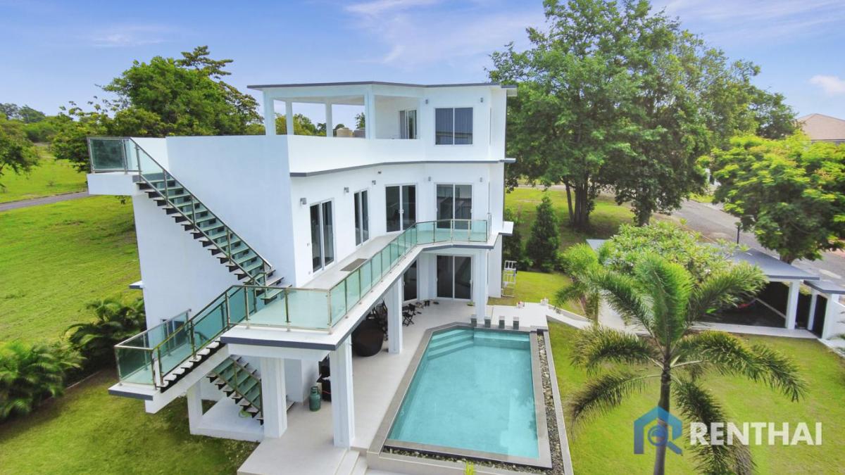 Massive modern pool villa for sale in Pattaya