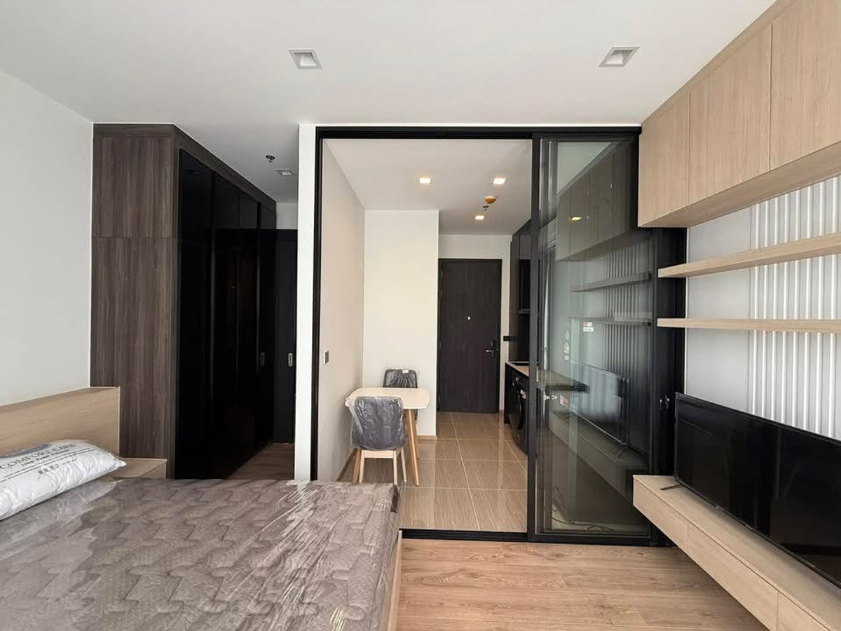 For rent, a very new room, 27 sq m, 36th floor, next to Ari station. There are few rooms in the project, but there are them. Hurry up and reserve Noble Around Ari. Noble Around Ari