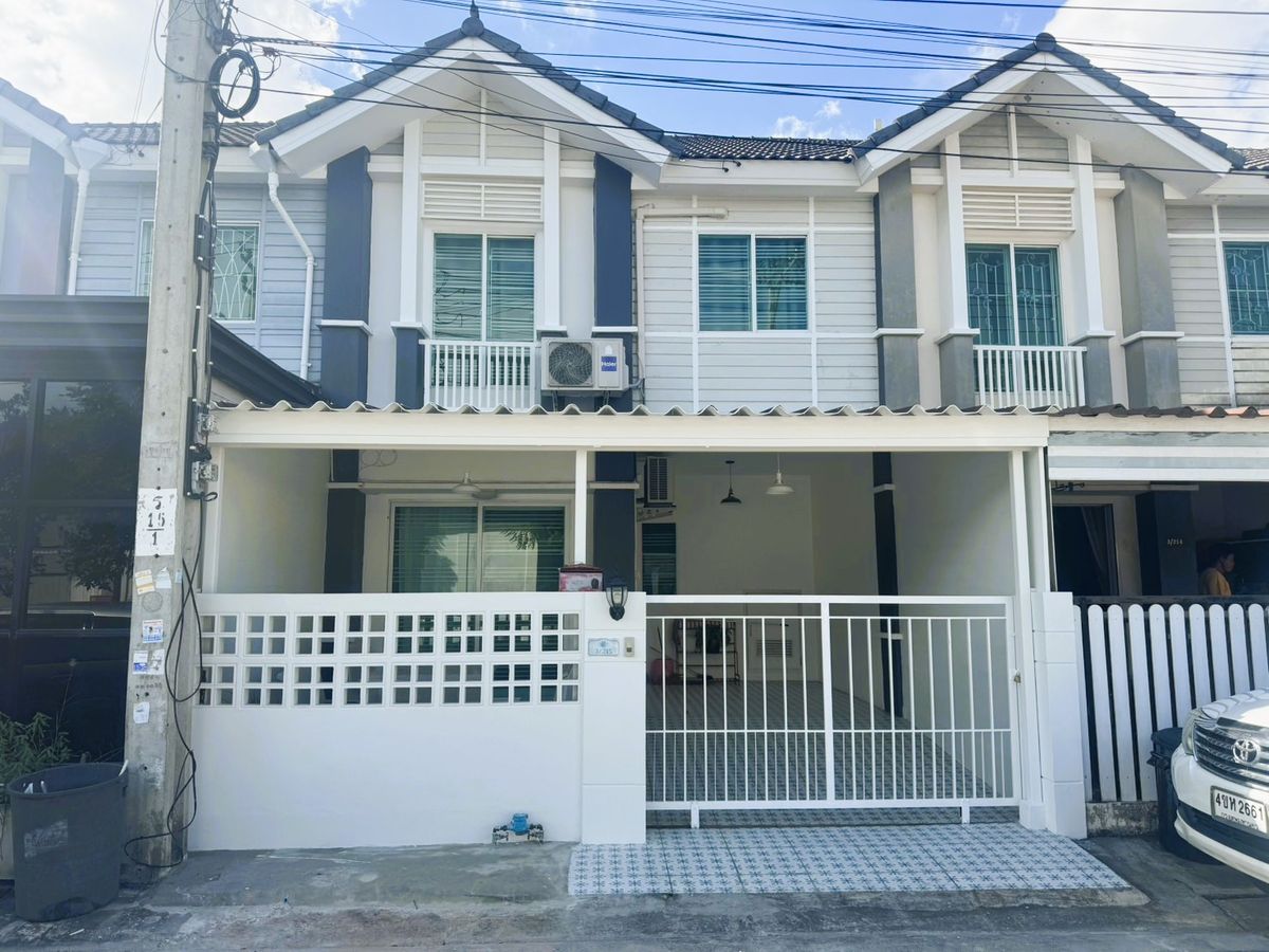 Pruksa Ville 53/2 Sakae Ngam 14, Main Road, decorated with new paint