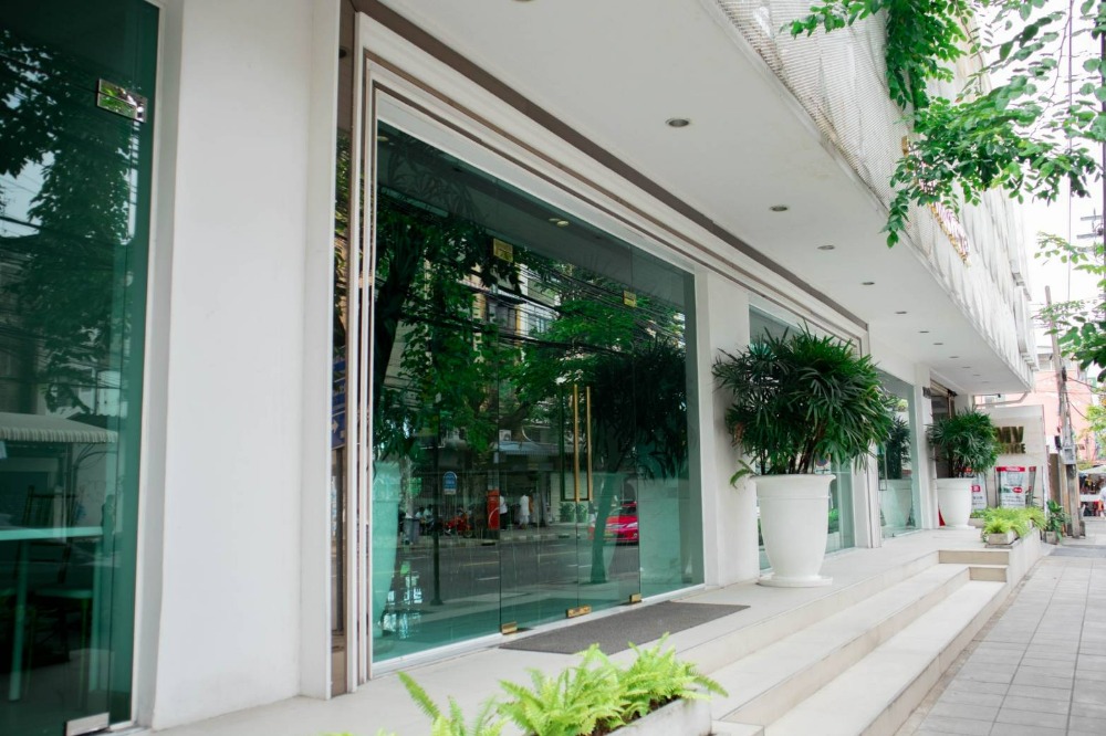 Office for rent in the heart of the city, good location, Sathorn area, Charoen Krung Road.
