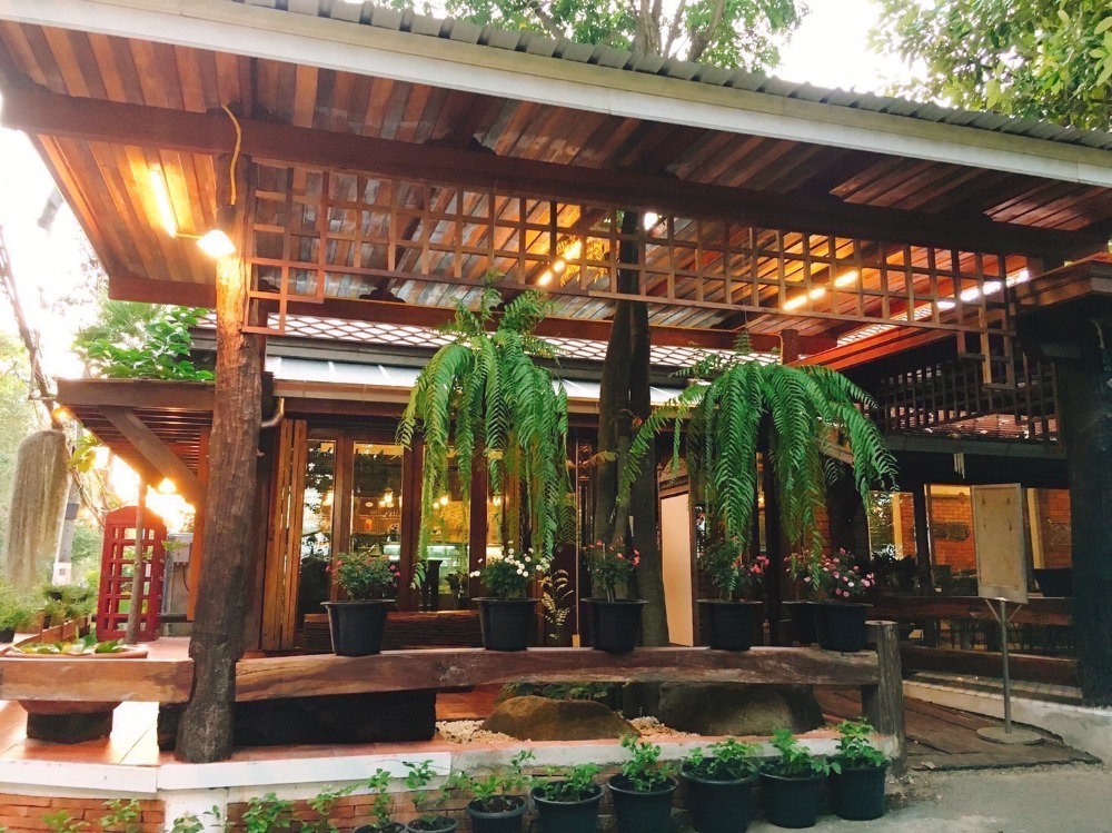 Land for sale with restaurants, cafes and equipment. Can continue doing business. Good location among big trees, good weather, shady on an area of 1 rai, next to Rat Bamrung Road. near Sukhumvit Road near the community – รูปที่ 2
