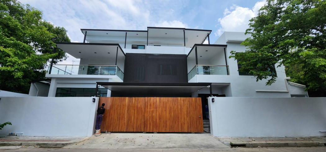 For rent: Single house-Home Office Sukhumvit 71, near BTS Phra Khanong 3 km. For rent: Single house-Home Office Sukhumvit 71, near BTS Phra Khanong 3 km.