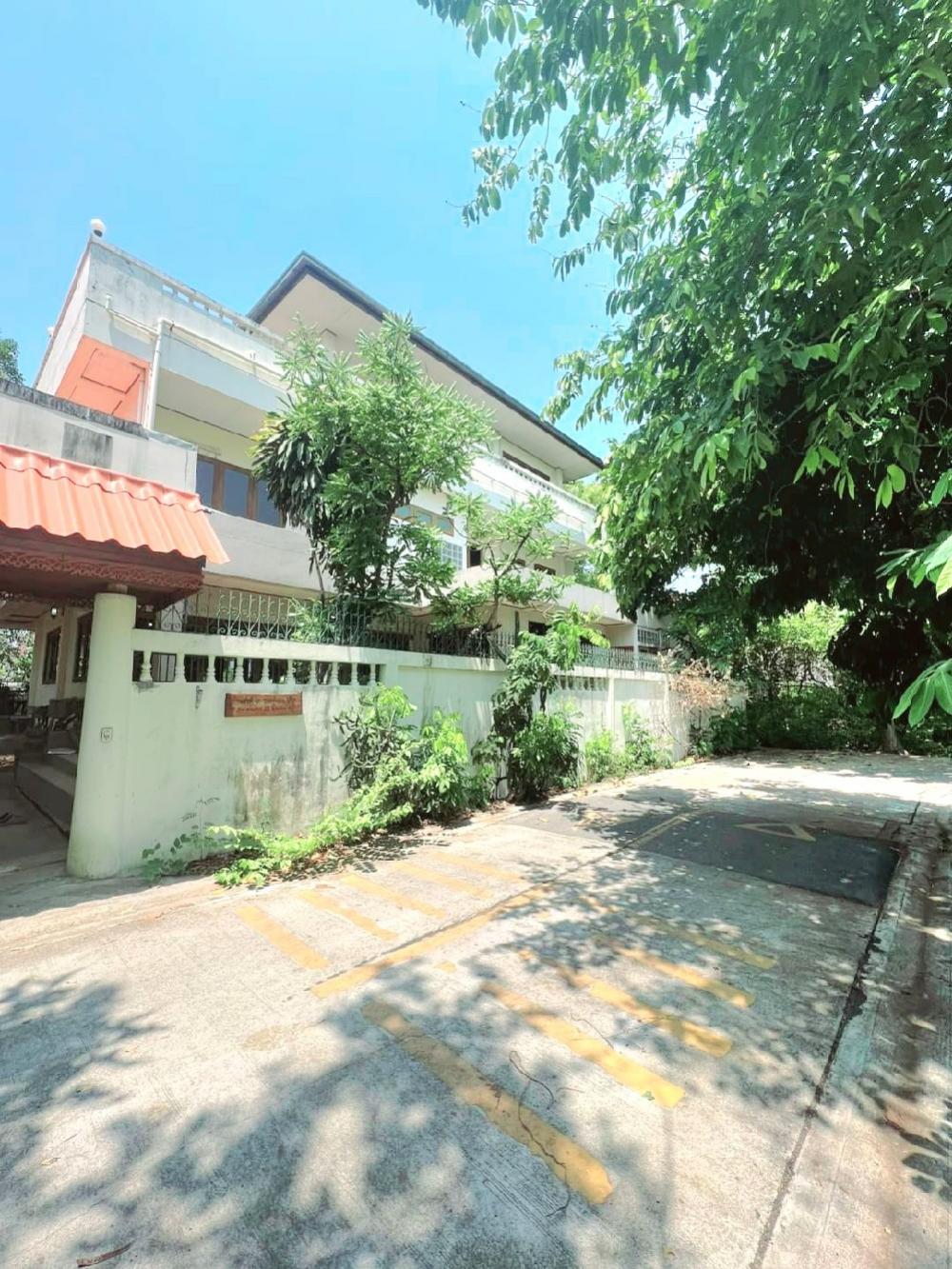 Single-detached house for sale, 3-story townhome, moves family to live overseas, decides to sell at a loss, land 374 sq m, Soi Khubon 22, selling for only 19.99 million baht. Single-detached house for sale, 3-story townhome, moves family to live overseas, decides to sell at a loss, land 374 sq m, Soi Khubon 22, selling for only 19.99 million baht.