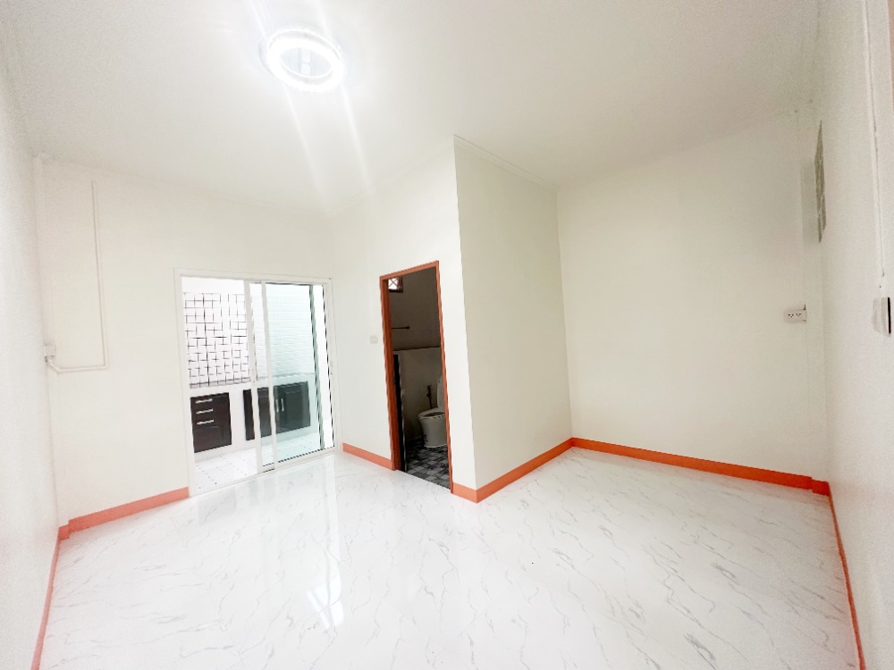 Townhouse for sale, Chomfa Warangkun Village, Khlong 2 – รูปที่ 3