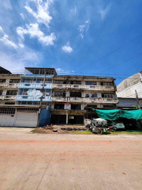 Land for sale with buildings, size 154 sq.w., Soi Ekachai 94, near the expressway, suitable for building warehouses, factories, lathes, good location, cheap price!!
