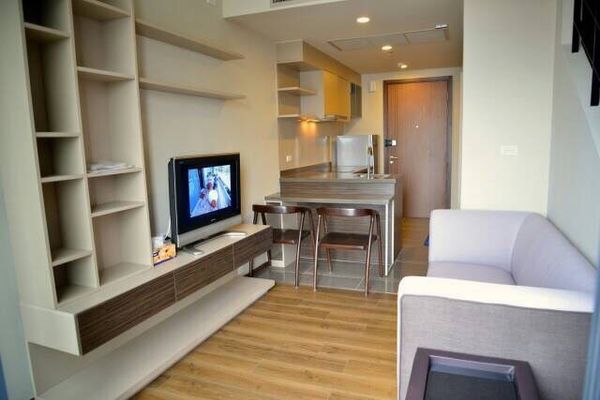 ONYX Saphan Kwai: 45sq m, 15-16th floor (One bedroom), Duplex Type The balcony is in the south, not hot, cool breeze, the bedroom is in the east, next to Phaholyothin Road, near BTS, Big C, Hospital, many restaurants