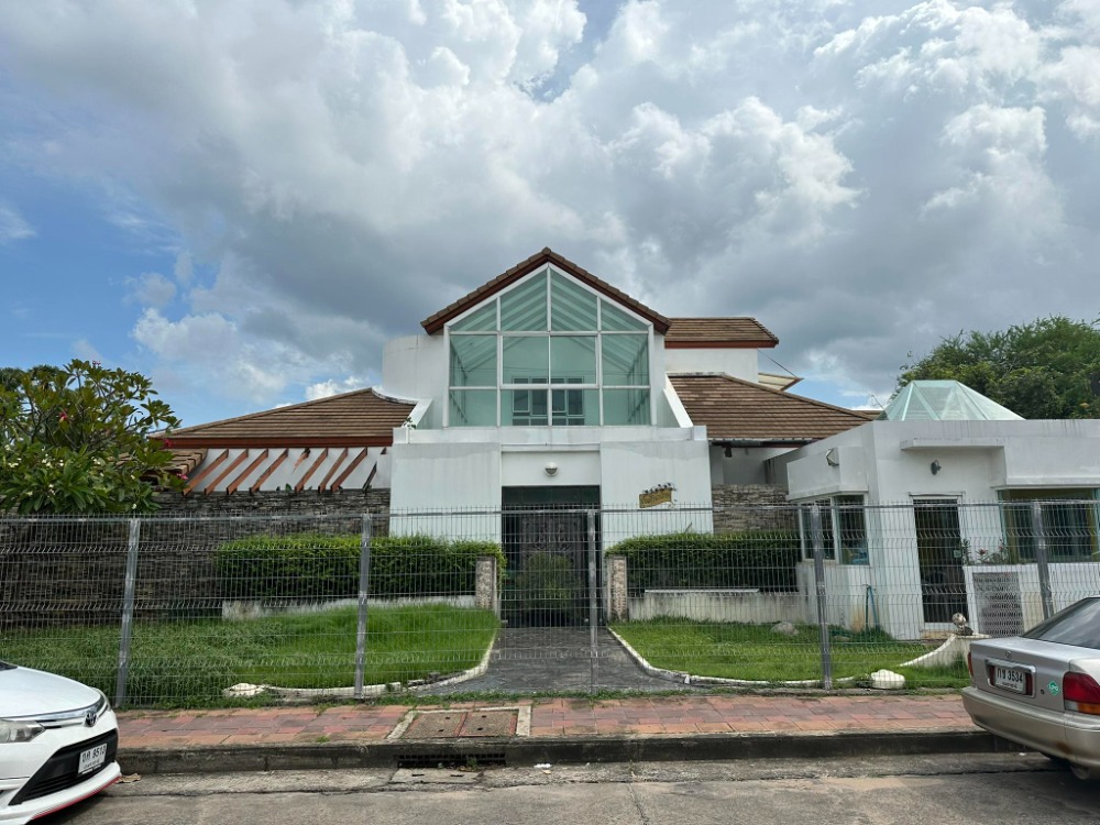 [Price reduced by 2 million baht!] Beautiful house, prime location in Ubon Ratchathani Province, on Suriyat Road, near Sapphasit Hospital, Wat Chaeng, gas station, Wat Pa Yai, special price,  sells himself, price negotiable, brokers welcome.