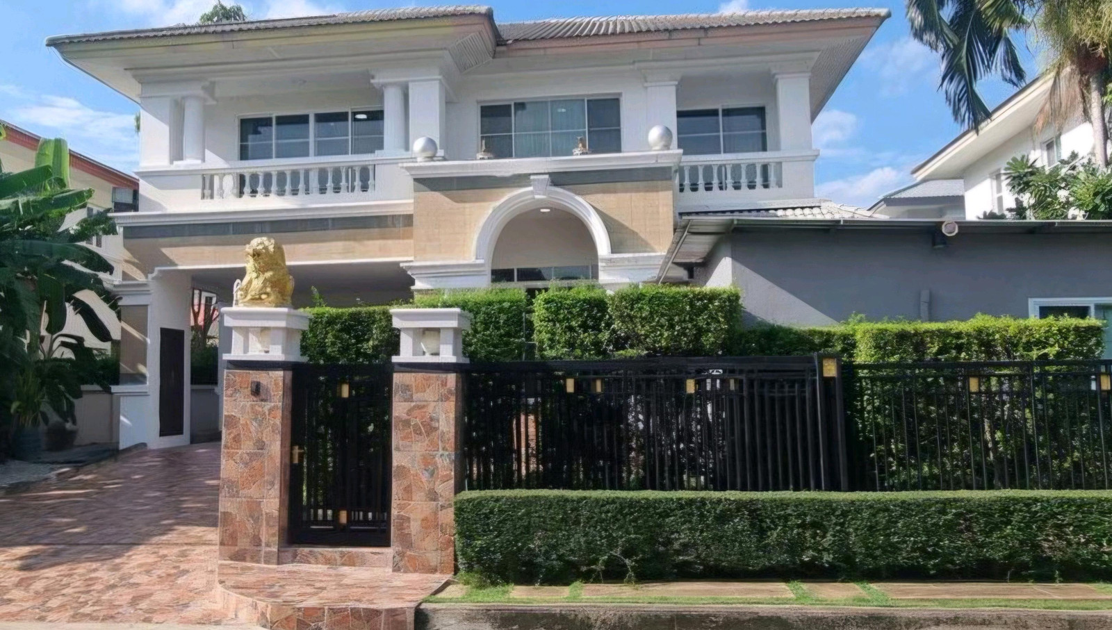 House for rent, 2 floors, 95 square wa. Located on Chalerm Phrakiat Rama 9 Road, near Suan Luang Rama IX, rent 60,000/month.