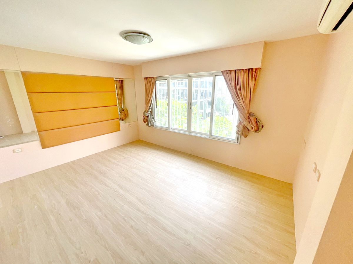 HK0058😍 For SELL Townhome for sale, 3 floors, 4 bedrooms, near MRT Huai Khwang, Huai Khwang, house area: 27.00 sq m, usable area: 300.00 sq m, for sale: 6,300,000฿📞O99-5919653, O65-9423251✅LineID:@sureresidence HK0058😍 For SELL Townhome for sale, 3 floors, 4 bedrooms, near MRT Huai Khwang, Huai Khwang, house area: 27.00 sq m, usable area: 300.00 sq m, for sale: 6,300,000฿📞O99-5919653, O65-9423251✅LineID:@sureresidence