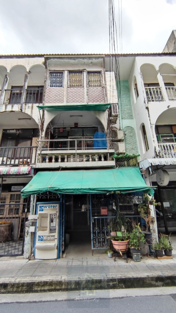 3-Storey commercial building for sale, 16 sqw, Pracharat Bamphen 12, trading location, only 500 m. from MRT Huai Khwang