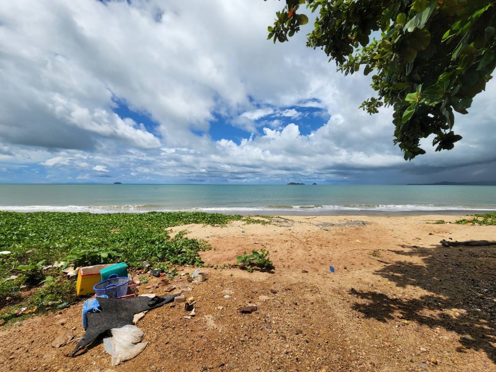 Land for sale over 8 rai, just 500 meters from the beach, Klaeng District, Rayong. Land for sale over 8 rai, just 500 meters from the beach, Klaeng District, Rayong.