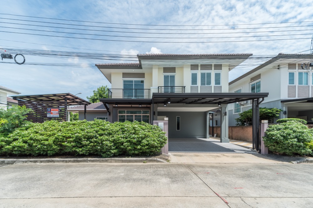 Newly renovated detached house for sale, corner plot, next to the main road, ready to add a multi-purpose room. Newly renovated detached house for sale, corner plot, next to the main road, ready to add a multi-purpose room.