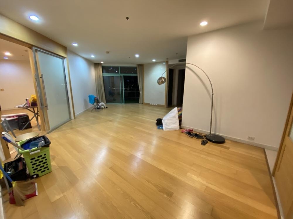 ● Spacious area ● 10++ Floor 251.45 sq.m. | 4 Beds, City view | Condo near Shrewsbury International School 1 mins, Asiatique The Riverfront 5 mins, BTS Saphan Taksin 12 mins.