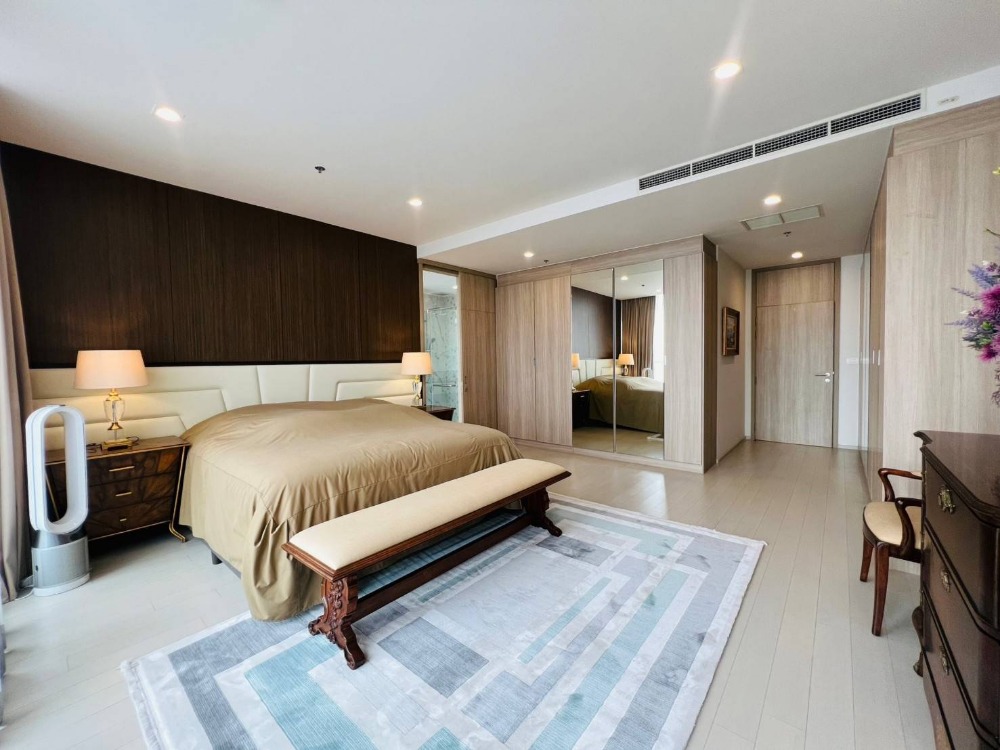 ♦ Top Floor ♦ Tower B, 50+ Floor, Type P05 | 139.33 sq.m. 2 Beds | Condo skywalk connect to BTS ploenchit and Central Embassy.