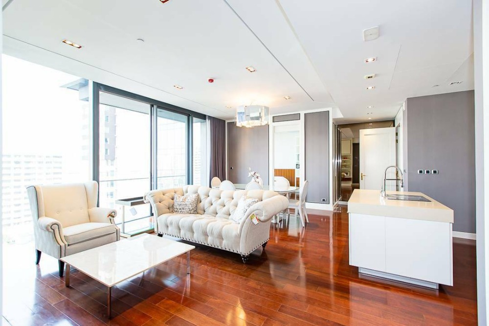 ♦ Luxury style ♦ ชั้น 15+ | 2 ห้องนอน 127 ตร.ม. | ใกล้ BTS พร้อมพงษ์ 110 ม., เอ็มควอเทียร์ 260 ม., เอ็มโพเรียม 260 ม., โรงพยาบาลสมิติเวช สุขุมวิท 1.4 กม.