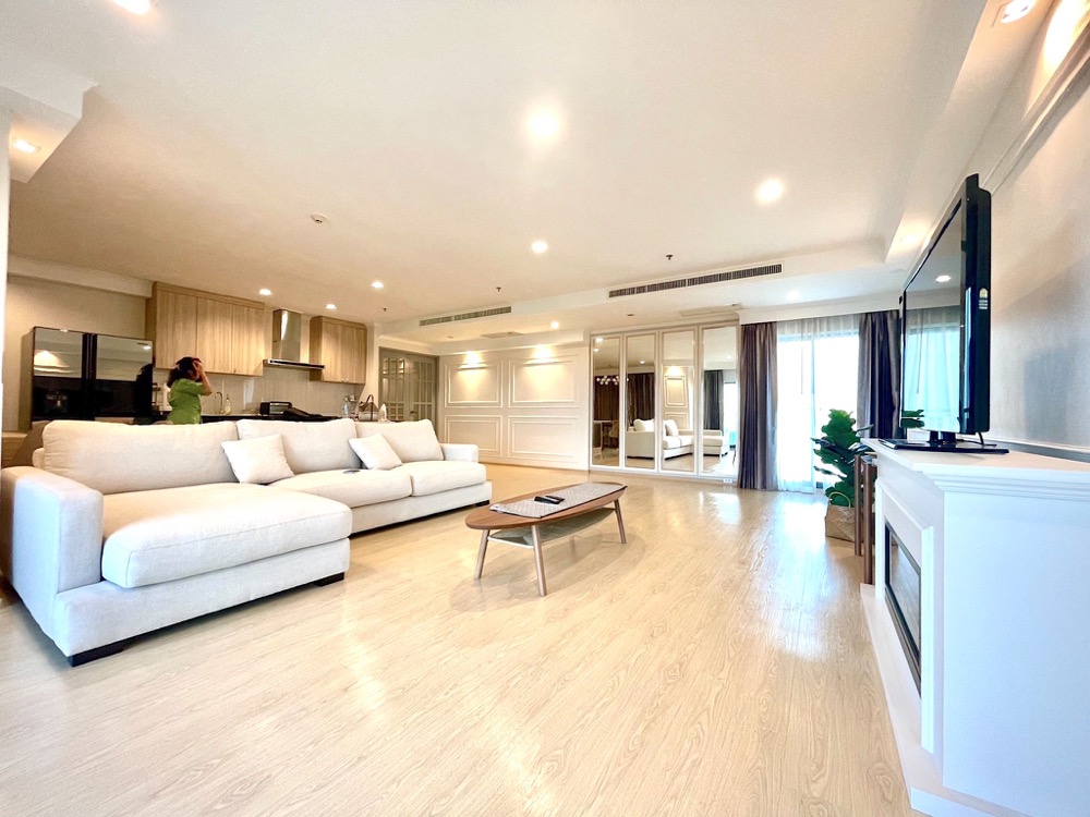 ♦ Modern Luxury ♦ Penthouse 30+ Floor 168 sq.m. | 3 Beds, fully furnished | Skywalk to BTS Thonglor, Major Cineplex Sukhumvit 2 mins., BTS Ekkamai 2 mins., Sukhumvit Hospital 5 mins.