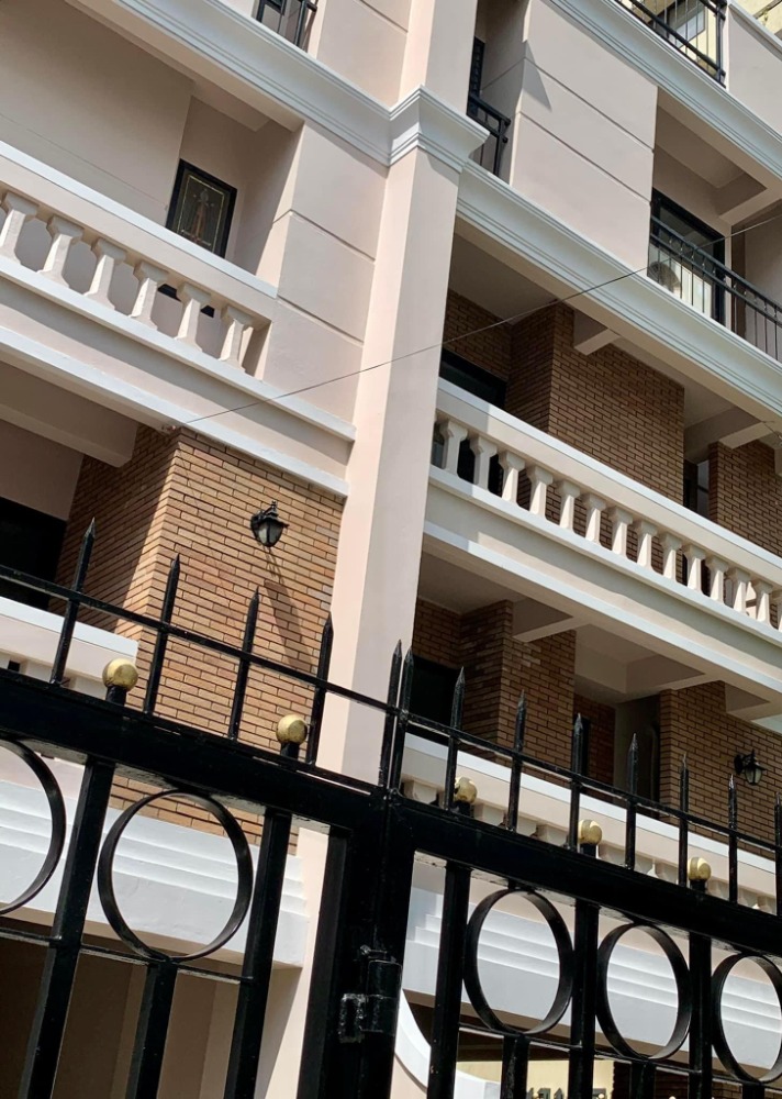 Home Office Sukhumvit 4 : 5-story home office with a rooftop, located near Benjakitti Park. Home Office Sukhumvit 4 : 5-story home office with a rooftop, located near Benjakitti Park.