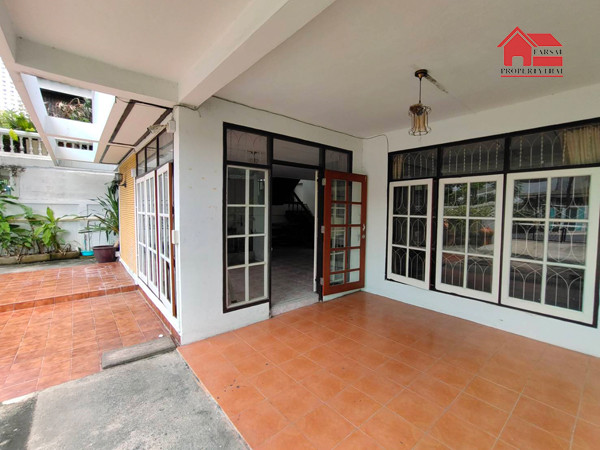 ให้เช่าบ้านเดี่ยว 2ชั้นเนื้อที่ 60ตร.ว พื้นที่ใช้สอย 180ตร.ม 3ห้องนอน 2ห้องน้ำ เฟอร์บางส่วน ถนน รัชดา เขตห้วยขวาง ราคาเช่า 30,000 บ/ด  ( 泰国房地产公司可以说中文请打电话。081-732-9189  Line : fs258  微信密码 F0817329189 ) – รูปที่ 2