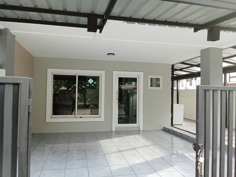 ขายถูก ทาวน์โฮม 3 ชั้น หมู่บ้านนีโอ คลาสสิค โฮม Neo Classic Home 30.7 ตรว ติดถนนรามอินทรา เดินขึ้นรถไฟฟ้าได้เลยเพียง 80 เมตร – รูปที่ 2