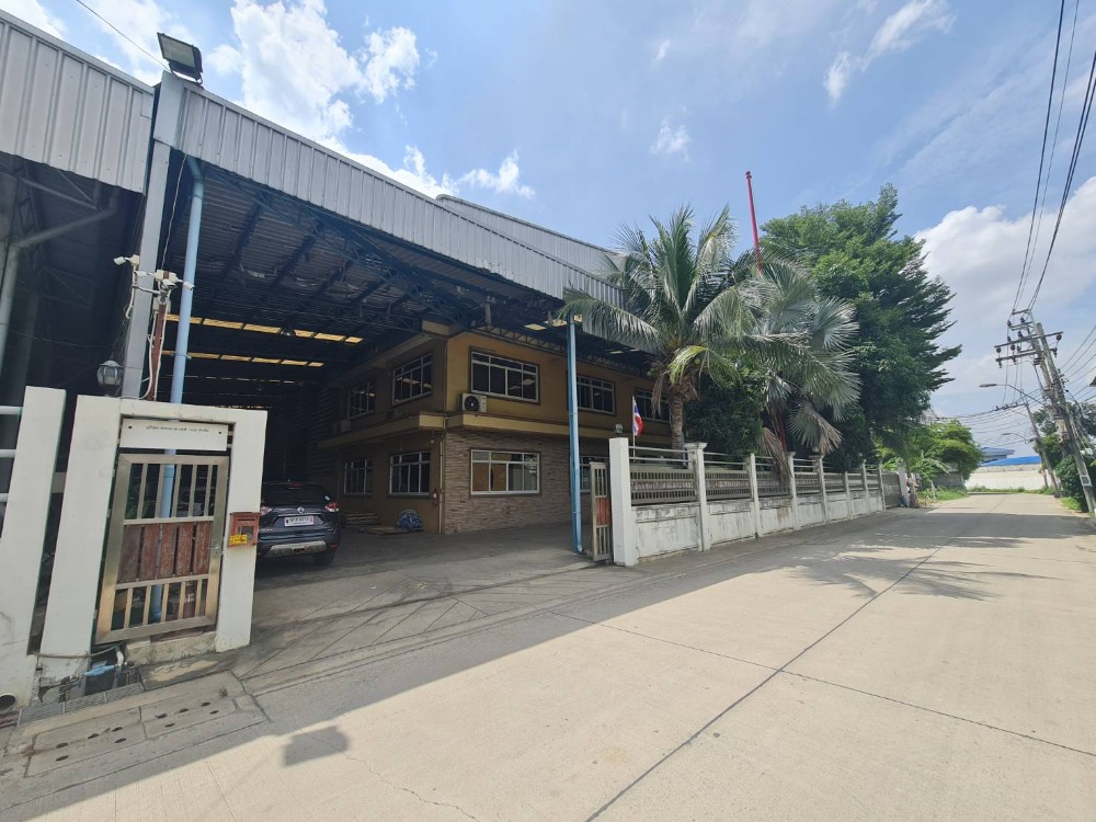 Urgent sale, 3-story office building with warehouse, area 1 rai 50 sq m. #Soi Chatuchot 4 #Tha Raeng #Bang Khen #Bangkok, convenient travel, near the expressway. and motorway
