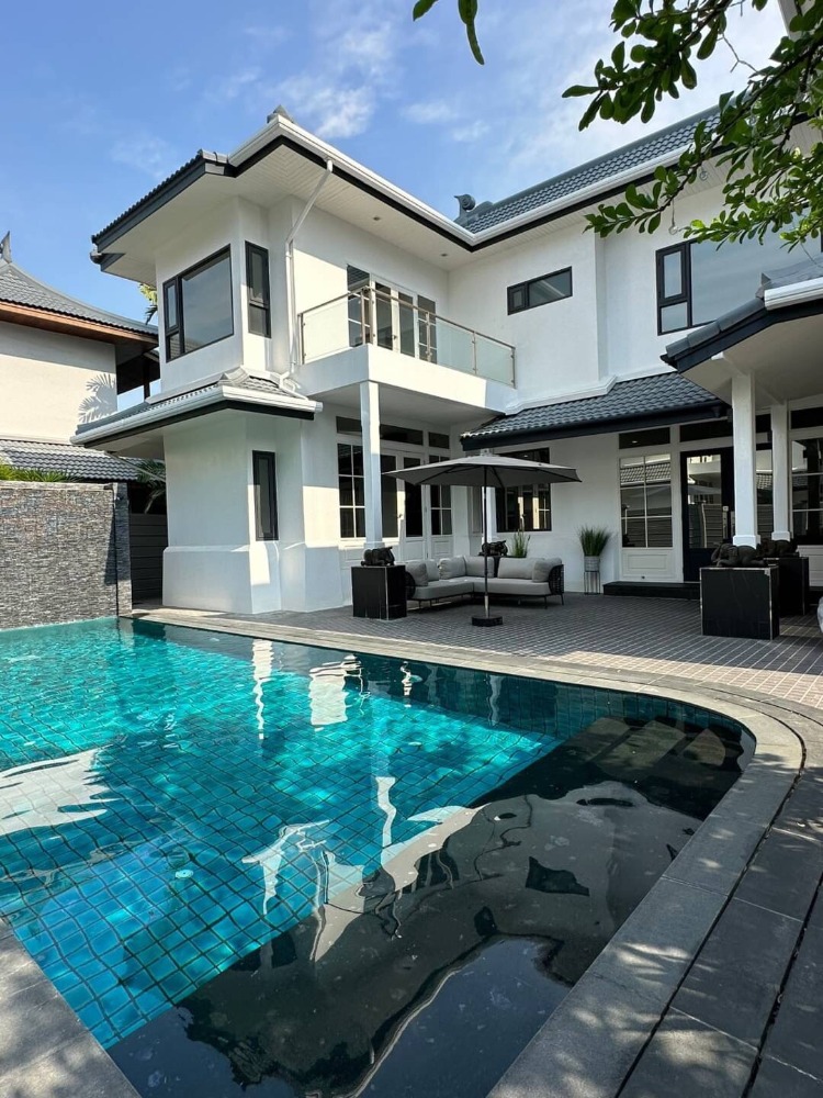 Pool villa for rent in Thonglor, 5 bedrooms, 5 bathrooms, 11 air conditioners, furniture, private pool, rental price 600,000 baht per month. Pool villa for rent in Thonglor, 5 bedrooms, 5 bathrooms, 11 air conditioners, furniture, private pool, rental price 600,000 baht per month.