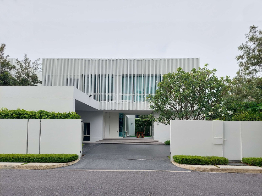 VIVE Bangna, Super Luxury detached house, Modern style, corner unit close to nature, common garden and swimming pool. VIVE Bangna, Super Luxury detached house, Modern style, corner unit close to nature, common garden and swimming pool.