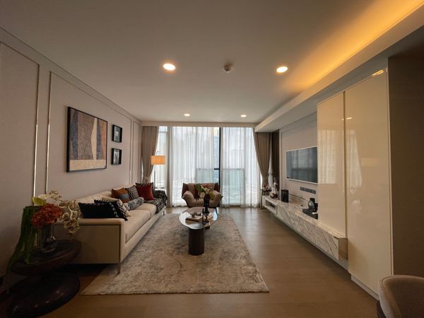 Urgent sale! Luxury condo "Siamese Exclusive Queens", 9th floor, Phrom Phong view, large room 75.95 sq m., near MRT Queen Sirikit Center, only 100 m., near Benjakiti Park - lungs in the middle of the city that health lovers will love.