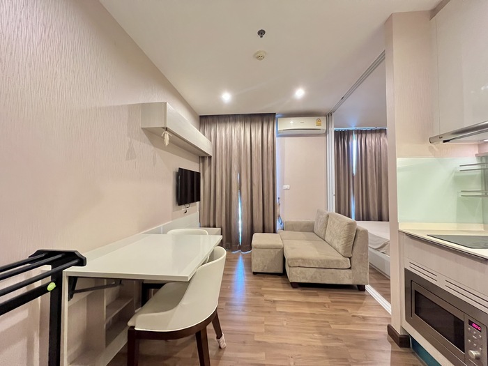 Announcement: Room for sale, very cheap price!! Condo next to Chewathai Interchange BTS, 1 bedroom, 27 sq m, price only 2.89 million baht.