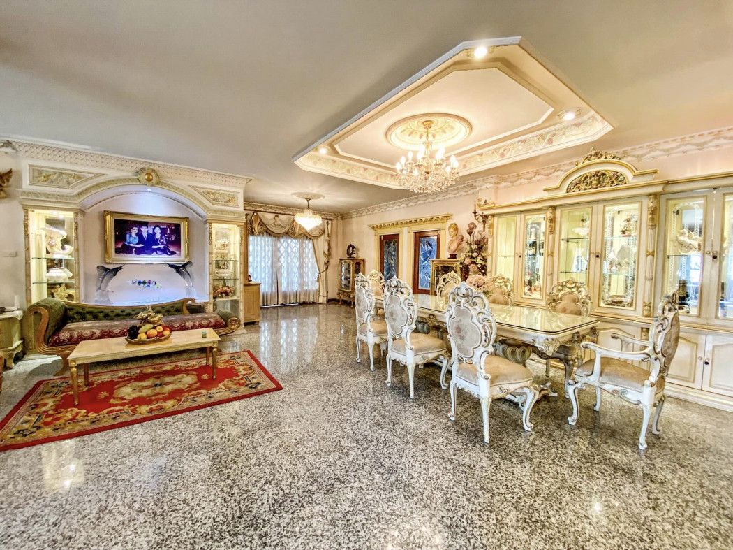 House for sale, Ramintra (near BTS and CENTRAL Ramintra) on an area of ​​220 square meters, 4 bedrooms, 5 bathrooms, super luxury interior decoration.