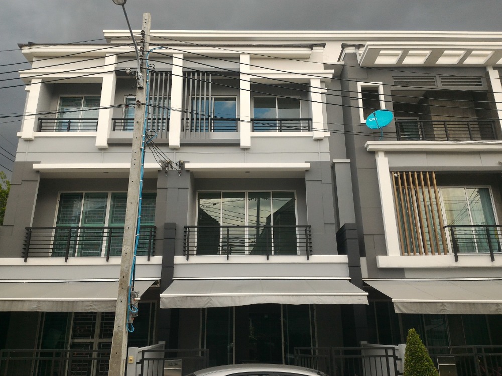 ทาวน์เฮ้าส์ 3 ชั้น บ้านกลางเมือง ถ.พิบูลสงคราม, นนทบุรี