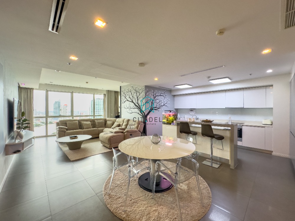 High floor, Well Maintained, 2 Beds Unit for Sale!