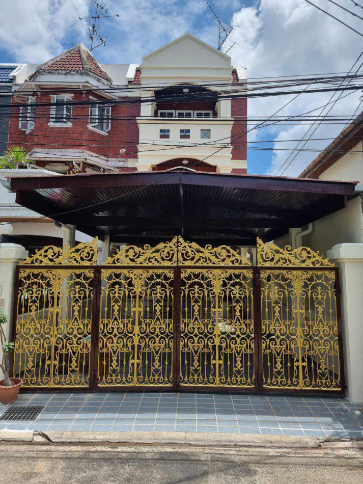 House for rent, Prachachuen, 3 floors (near the department store near hospital) 32 sq m, 3 floors, 5 bedrooms, 5 bathrooms, parking for 2 cars, near the entrance of the alley there are buses passing by.